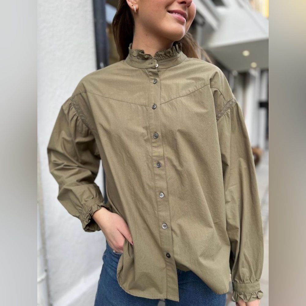 XIRENA COLETTE BLOUSE IN OLIVE, SIZE M